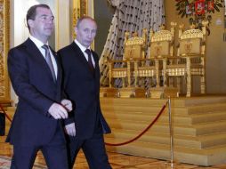 Dmitri Medvédev (i) y Vladímir Putin (d) pasean en la sal del trono de Santa Caterina. EFE  /