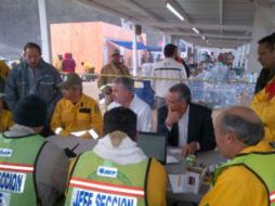 González Márquez se reunió con brigadistas para reconocer la labor realizada en el combate del incendio. ESPECIAL  /