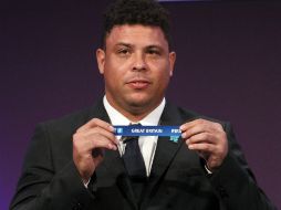 El exfutbolista brasileño Ronaldo durante el sorteo de los grupos de futbol varonil para Londres. AFP  /