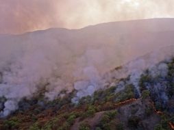 Las autoridades insisten que no pueden entrar voluntarios a atacar el incendio  /
