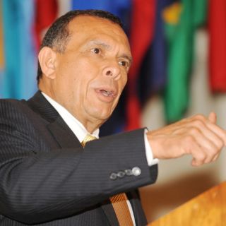 Pide Lobo a precandidatos a la presidencia no meterlo en campañas