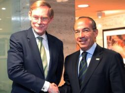 El Presidente Felipe Calderón (d), saluda al presidente del Banco Mundial, Robert Zoellick (i). EFE  /