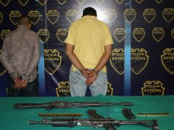 Les aseguraron un fusil de asalto tipo AK-47; ambos fueron puestos a disposición de las autoridades para su investigación.  /