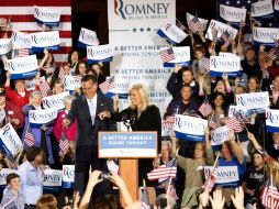 El aspirante a la candidatura republicana a la presidencia, Mitt Romney, con su esposa Ann. REUTERS  /