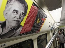 El tren urbano con pasajeros reconocidos como lectores, conoce a Gabriel García Márquez. EFE  /