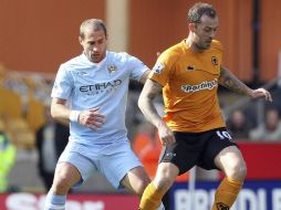 El jugador argentino del Manchester City, Pablo Zabaleta (i), confía en que su equipo gane el Clásico frente al ManU. EFE  /