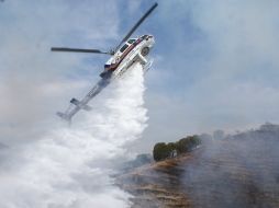 En este momento hay cinco aeronaves combatiendo las llamas en el Bosque La Primavera.  /