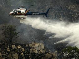 Los brigadistas laboran con el apoyo de nueve aeronaves. EFE  /