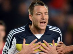 John Terry fue expulsado por darle una patada a Alexis, en el partido de semifinales ante Barcelona. AFP  /