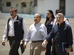 El Presidente Calderón (centro) arriba a la reunión en la que se analizaron propuestas para reparar los daños en La Primavera.  /