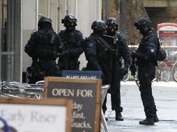 La policía acordonó una céntrica calle de Londres después de que un hombre tomara rehenes. AFP  /