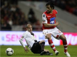 Custodio Dias (D) pelea por el balón con Rui Duarte del Olhanense. REUTERS  /