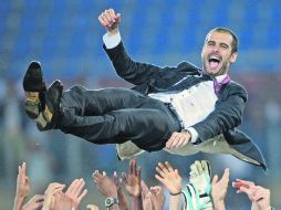 La clásica imagen en los 13 títulos, los jugadores lanzando al entrenador como festejo. EFE  /