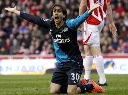 Yossi Benayoun protesta por una entrada dura que no fue marcada por el árbitro. REUTERS  /