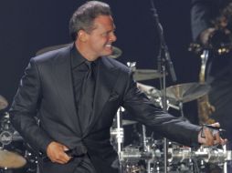 El cantante mexicano Luis Miguel, durante su concierto de ayer, en el pabellón multiúsos de Santiago de Compostela. EFE  /