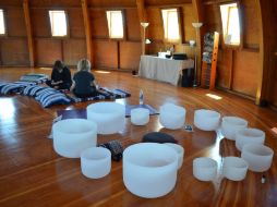 Algunas personas en una sesión al interior del Integratron, una edificación con techo en forma de domo. EFE  /