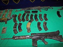Se aseguraron tres vehículos, cinco pecheras tácticas,tres camisas con siglas de PGR y mil 500 cartuchos útiles para AK-47. ARCHIVO  /