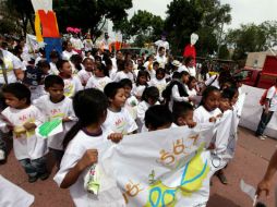 Niños acuden al Parque Rojo para pedir paz en los hogares, la escuela y en la sociedad.  /