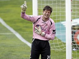 El portero del Granada Julio César, durante el partido del 28 de abril ante el Levante. EFE  /