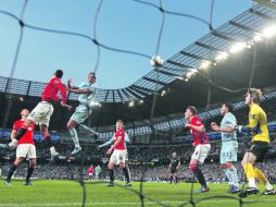 El defensa belga Kompany (tercero de izq. a der.) gana el esférico tras un tiro de esquina, para anotar el gol del City. AFP  /