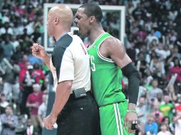 El guardia de los Celtics, Rajon Rondo, le reclama al árbitro una falta. El contacto que tuvo con el juez fue razón de suspensión. AP  /