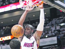 Dwyane Wade colaboró con su equipo y encestó 25 puntos en la victoria ante Nueva York. AP  /