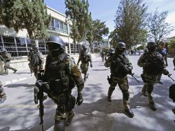 Militares bolivianos rodean las instalaciones de la empresa en Cochabamba. REUTERS  /
