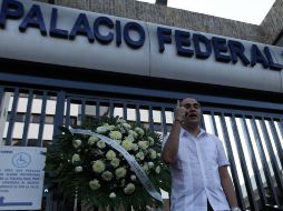 Caro Cabrera acudió al Palacio Federal para colocar un arreglo floral en memoria jubilados y desempleados que murireron.  /