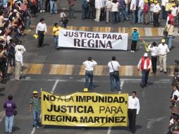 Trabajadores manifestándose en reclamo de justicia por el crimen de Regina Martínez. NOTIMEX  /