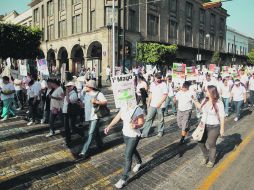Integrantes de varios sindicatos marcharon ayer sobre Avenida Hidalgo rumbo a la Plaza de Armas, con motivo del Día del Trabajo.  /