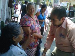 El aspirante escuchó las necesidades y peticiones de la gente, que durante su caminata se le acercaba para pedirle su apoyo.  /