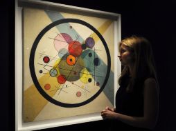 a joven observa la obra ''Círculos dentro de un círculo'', del artista Wassily Kandinsky. EFE  /
