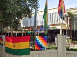 Las banderas de Bolivia permanecen frente a la sede de la empresa Transportadora de Electricidad (TDE). EFE  /