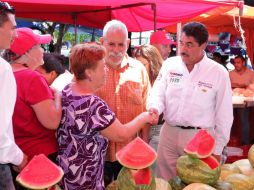 Durante su recorrido los comerciantes le demandaron más seguridad e higiene dentro de los tianguis.  /