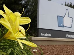 Es en gran medida la manera en que opera Facebook: uno se inscribe y entra en el portal para tomar contacto con la red de amigos. AP  /