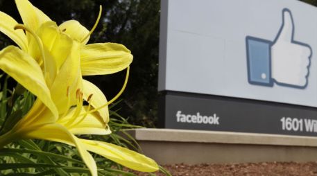 Es en gran medida la manera en que opera Facebook: uno se inscribe y entra en el portal para tomar contacto con la red de amigos. AP  /