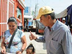 Garza Martínez recorrió algunas calles aledañas al tianguis, se reunió con comerciantes y vecinos.ESPECIAL  /