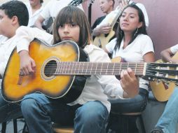 Integrantes de la Orquesta Filarmónica Infantil de Lomas del Paraíso, a la que el Gobierno del Estado entregó instrumentos.  /