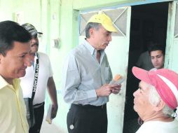 Fernando Garza platicó con comerciantes y vecinos de la Colonia Loma Bonita, en el municipio de Tonalá.  /