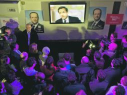 eguidores del Partido Socialista observan el debate televisado entre Hollande y Sarkozy. EFE  /