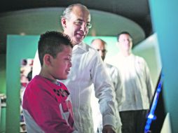 Felipe Calderón acompaña a un menor que observa documentos del Museo de Asalto y Sitio, en Cuautla. EL UNIVERSAL  /