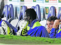 Adem Ljajic, de la Fiorentina, se agarra la cara, después de que se entrenador lo agarrara a golpes cuando salió de cambio. EFE  /