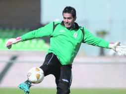 Oswaldo Sánchez despeja la pelota durante la práctica de Santos Laguna. MEXSPORT  /
