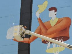 El artista ucraniano Interesni Kazki plasma su obra sobre un edificio en el marco del Festival Urbano México. EFE  /