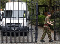 Personal del Ejército británico en residenciales donde planean colocar misiles durante los Juegos Olímpicos. AP  /