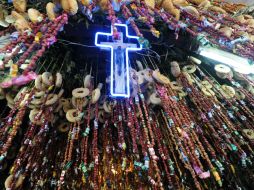 Durante el Kurusú Ára se prepara un nicho con 'tacuaras' (bambú) cubiertos con hojas de laurel y palma. AFP  /