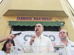 Salvador Caro (centro), durante su recorrido por el barrio de El Santuario.ESPECIAL  /