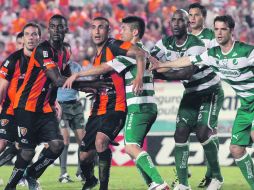 El encuentro entre felinos y guerreros se jugó con mucha intensidad. En la imagen esperan un tiro de esquina a favor de los locales.AFP  /