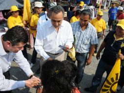 Como ya es parte de su agenda Fernando Garza recorrió otro tianguis de la ciudad. ESPECIAL  /