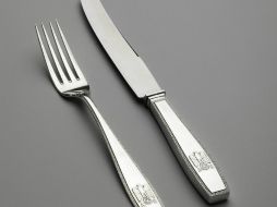 Dos de las piezas más destacadas de la colección son un cuchillo y un tenedor de plata que pertenecieron a Hitler. EFE  /